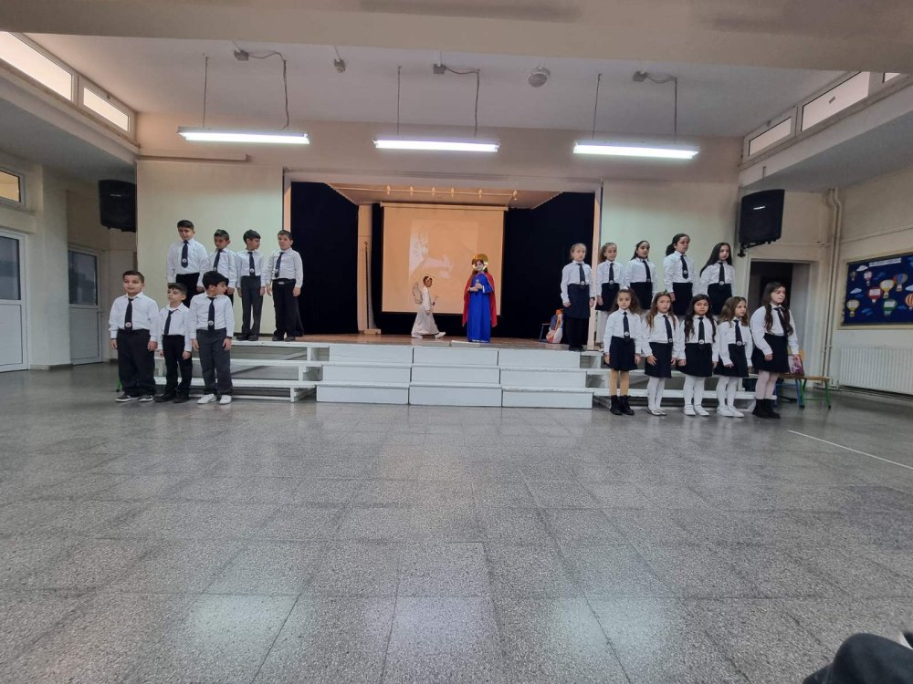 Εορτασμός της επετείου της 25ης Μαρτίου από τους μαθητές της Β΄ και της Γ΄ τάξης του σχολείου μας.