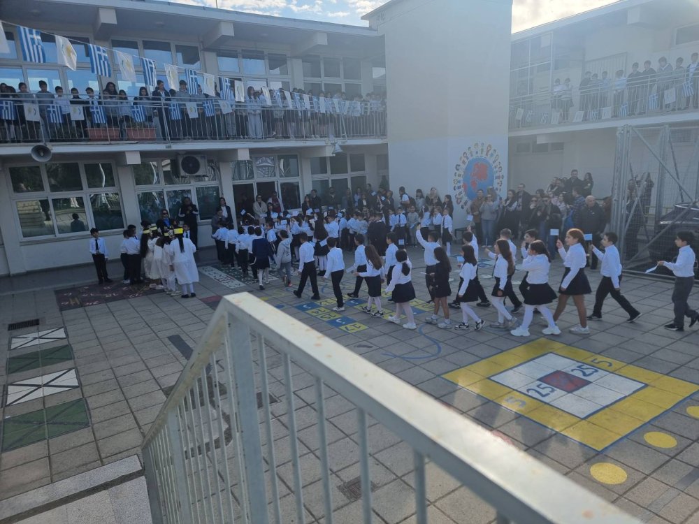 Εορτασμός της επετείου της 25ης Μαρτίου από τους μαθητές της Β΄ και της Γ΄ τάξης του σχολείου μας.