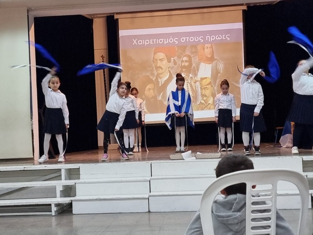 Εορτασμός της επετείου της 25ης Μαρτίου από τους μαθητές της Β΄ και της Γ΄ τάξης του σχολείου μας.