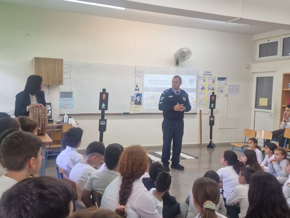 24/3: Επίσκεψη από τον οικείο αστυνομικό της γειτονιάς στους μαθητές του σχολείου μας.