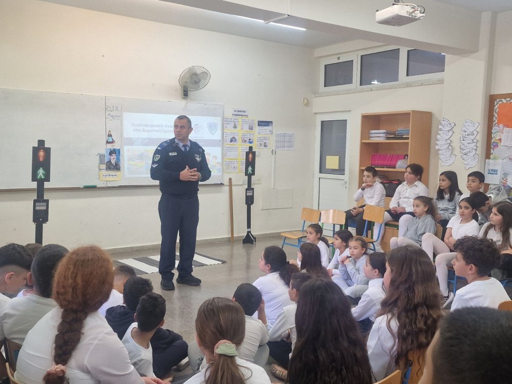 24/3: Επίσκεψη από τον οικείο αστυνομικό της γειτονιάς στους μαθητές του σχολείου μας.
