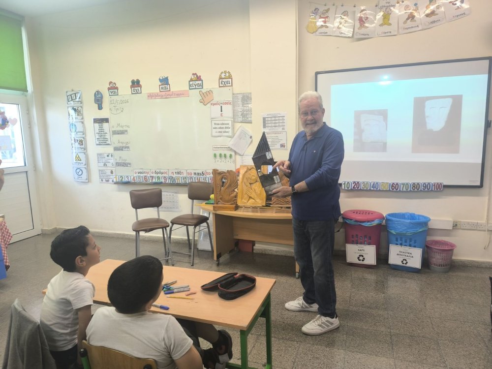 Ο καλλιτέχνης Στέλιος Χαριλάου παρουσίασε την ποιητική του συλλογή, ιδιαίτερα τα ποιήματα που έχει γράψει για τις κατεχόμενες περιοχές, και τα παιδιά προσπάθησαν να συντάξουν τα δικά τους στιχάκια. Παρουσίασε επίσης έργα του στη ζωγραφική, τη γλυπτική και την ξυλογλυπτική στα παιδιά της Β΄ τάξης.