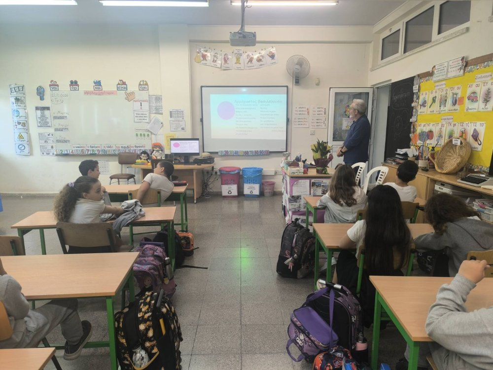 Ο καλλιτέχνης Στέλιος Χαριλάου παρουσίασε την ποιητική του συλλογή, ιδιαίτερα τα ποιήματα που έχει γράψει για τις κατεχόμενες περιοχές, και τα παιδιά προσπάθησαν να συντάξουν τα δικά τους στιχάκια. Παρουσίασε επίσης έργα του στη ζωγραφική, τη γλυπτική και την ξυλογλυπτική στα παιδιά της Β΄ τάξης.