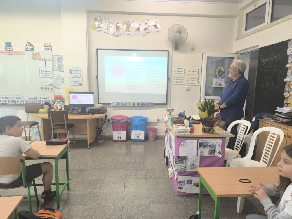 Ο καλλιτέχνης Στέλιος Χαριλάου παρουσίασε την ποιητική του συλλογή, ιδιαίτερα τα ποιήματα που έχει γράψει για τις κατεχόμενες περιοχές, και τα παιδιά προσπάθησαν να συντάξουν τα δικά τους στιχάκια. Παρουσίασε επίσης έργα του στη ζωγραφική, τη γλυπτική και την ξυλογλυπτική στα παιδιά της Β΄ τάξης.