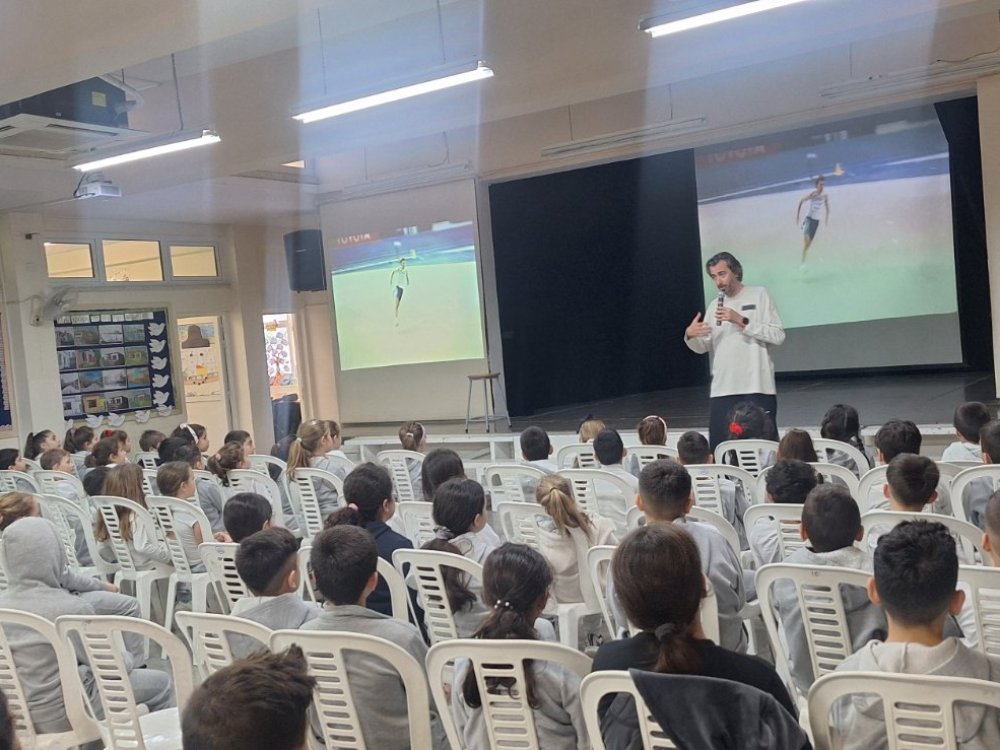 Το σχολείο μας φιλοξένησε τον Κύπριο Ολυμπιονίκη άλτη Κυριάκο Ιωάννου, ο οποίος μας μίλησε για τη ζωή του σε σχέση με τον αθλητισμό