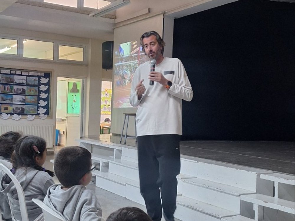 Το σχολείο μας φιλοξένησε τον Κύπριο Ολυμπιονίκη άλτη Κυριάκο Ιωάννου, ο οποίος μας μίλησε για τη ζωή του σε σχέση με τον αθλητισμό