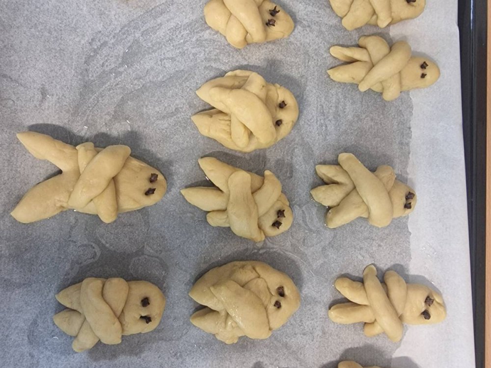 Η διευθύντρια του σχολείου, κα. Γιωργούλα Πατέρα, έφτιαξε μαζί με όλες τις τάξεις λαζαράκια τις δύο τελευταίες ημέρες πριν το κλείσιμο του σχολείου για το Πάσχα.