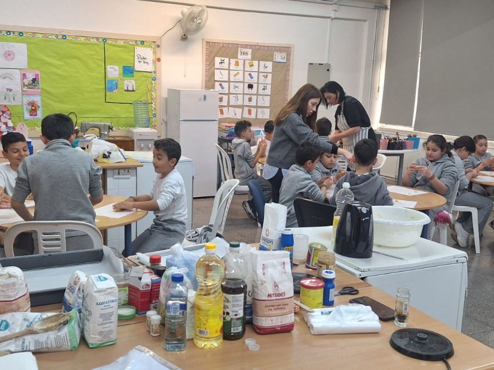 Η διευθύντρια του σχολείου, κα. Γιωργούλα Πατέρα, έφτιαξε μαζί με όλες τις τάξεις λαζαράκια τις δύο τελευταίες ημέρες πριν το κλείσιμο του σχολείου για το Πάσχα.