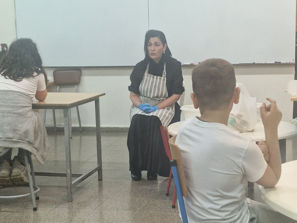 Η διευθύντρια του σχολείου, κα. Γιωργούλα Πατέρα, έφτιαξε μαζί με όλες τις τάξεις λαζαράκια τις δύο τελευταίες ημέρες πριν το κλείσιμο του σχολείου για το Πάσχα.