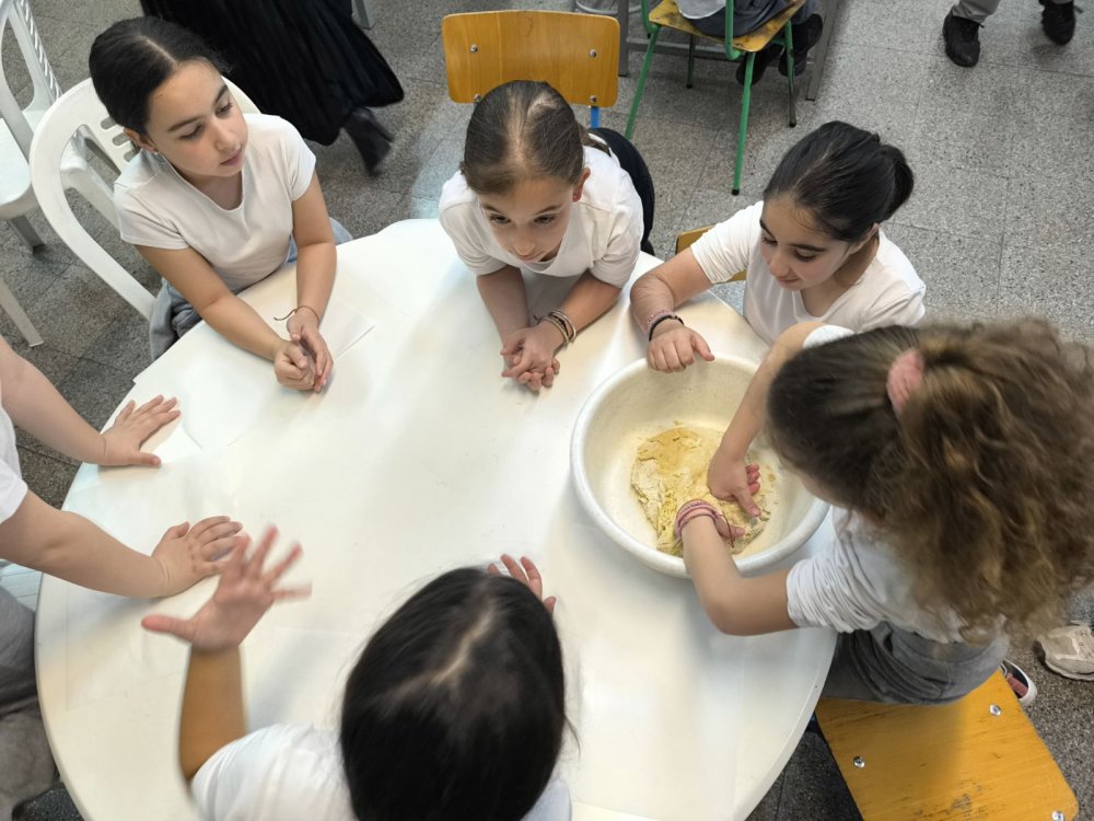 Η διευθύντρια του σχολείου, κα. Γιωργούλα Πατέρα, έφτιαξε μαζί με όλες τις τάξεις λαζαράκια τις δύο τελευταίες ημέρες πριν το κλείσιμο του σχολείου για το Πάσχα.