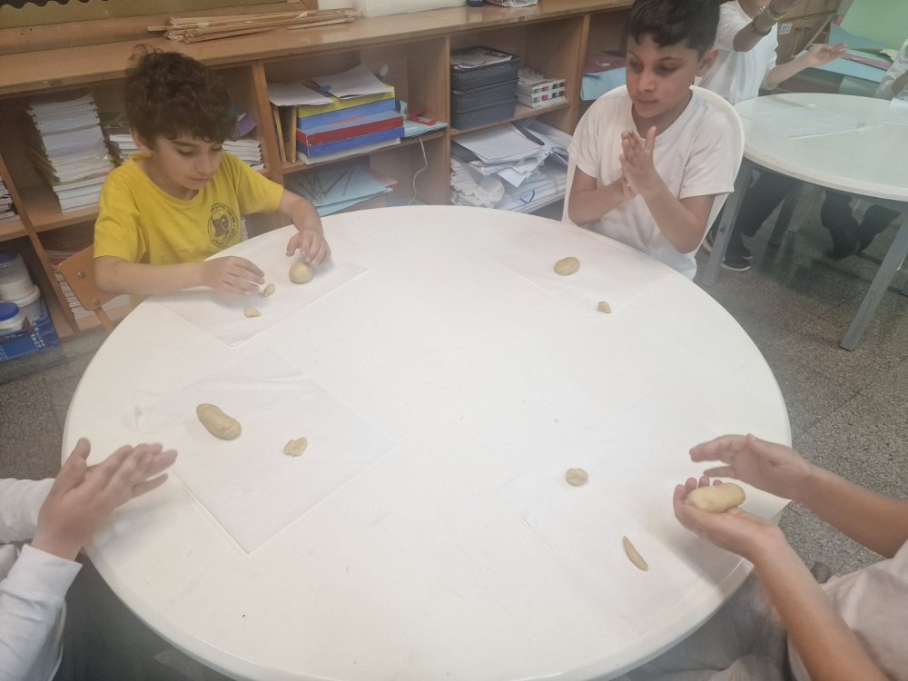 Η διευθύντρια του σχολείου, κα. Γιωργούλα Πατέρα, έφτιαξε μαζί με όλες τις τάξεις λαζαράκια τις δύο τελευταίες ημέρες πριν το κλείσιμο του σχολείου για το Πάσχα.