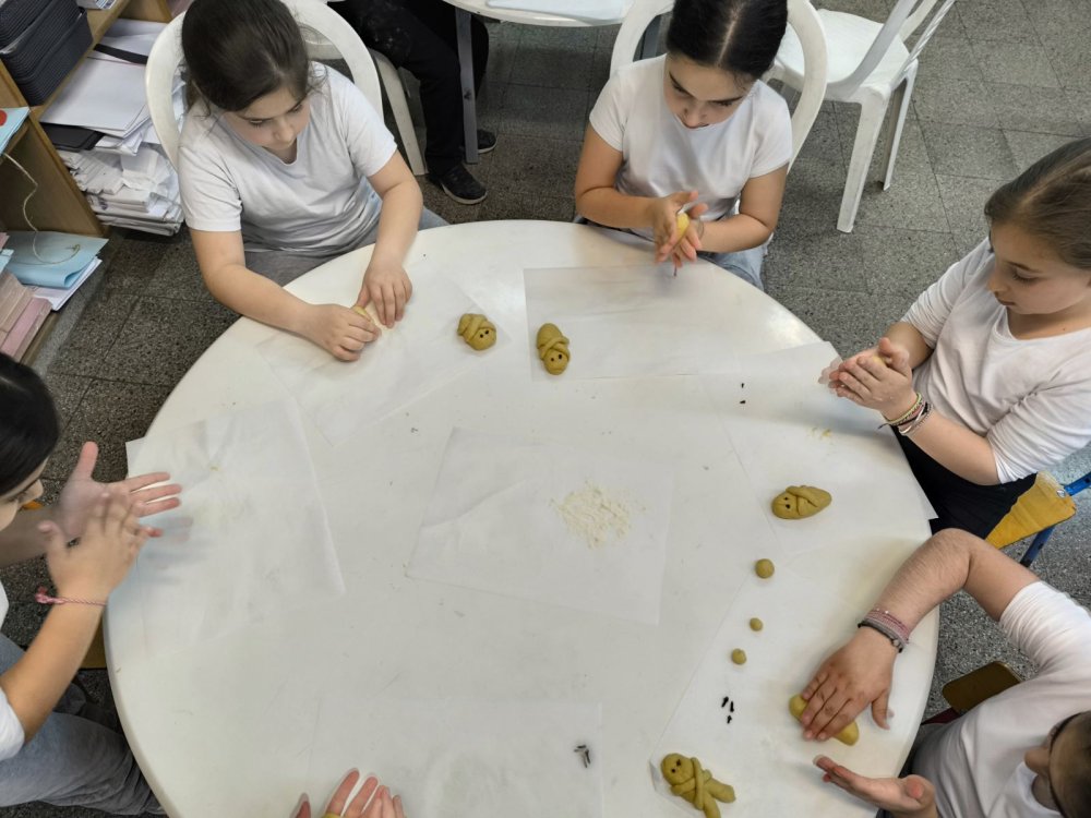 Η διευθύντρια του σχολείου, κα. Γιωργούλα Πατέρα, έφτιαξε μαζί με όλες τις τάξεις λαζαράκια τις δύο τελευταίες ημέρες πριν το κλείσιμο του σχολείου για το Πάσχα.