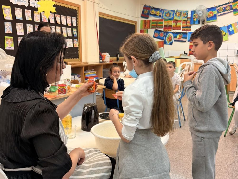 Η διευθύντρια του σχολείου, κα. Γιωργούλα Πατέρα, έφτιαξε μαζί με όλες τις τάξεις λαζαράκια τις δύο τελευταίες ημέρες πριν το κλείσιμο του σχολείου για το Πάσχα.