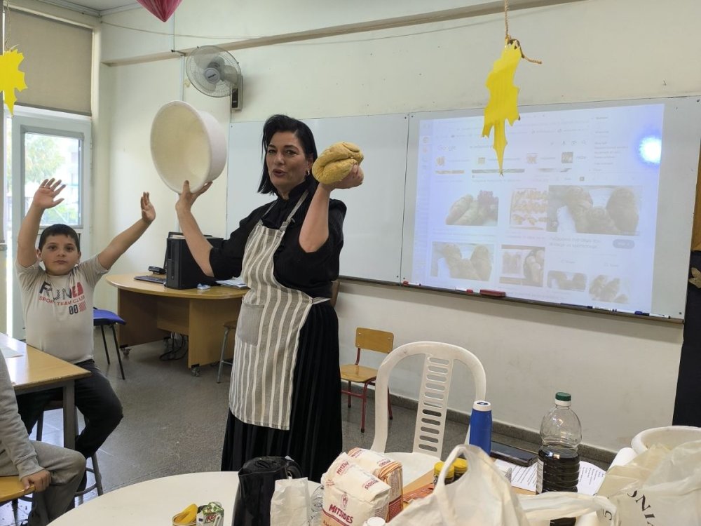 Η διευθύντρια του σχολείου, κα. Γιωργούλα Πατέρα, έφτιαξε μαζί με όλες τις τάξεις λαζαράκια τις δύο τελευταίες ημέρες πριν το κλείσιμο του σχολείου για το Πάσχα.