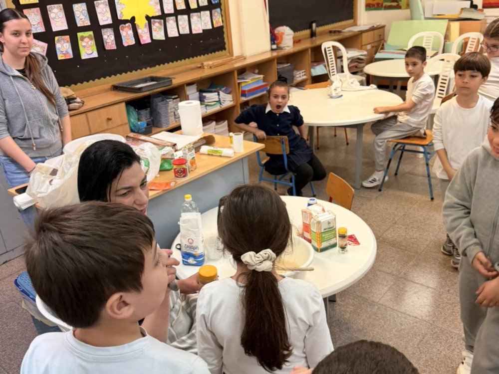 Η διευθύντρια του σχολείου, κα. Γιωργούλα Πατέρα, έφτιαξε μαζί με όλες τις τάξεις λαζαράκια τις δύο τελευταίες ημέρες πριν το κλείσιμο του σχολείου για το Πάσχα.