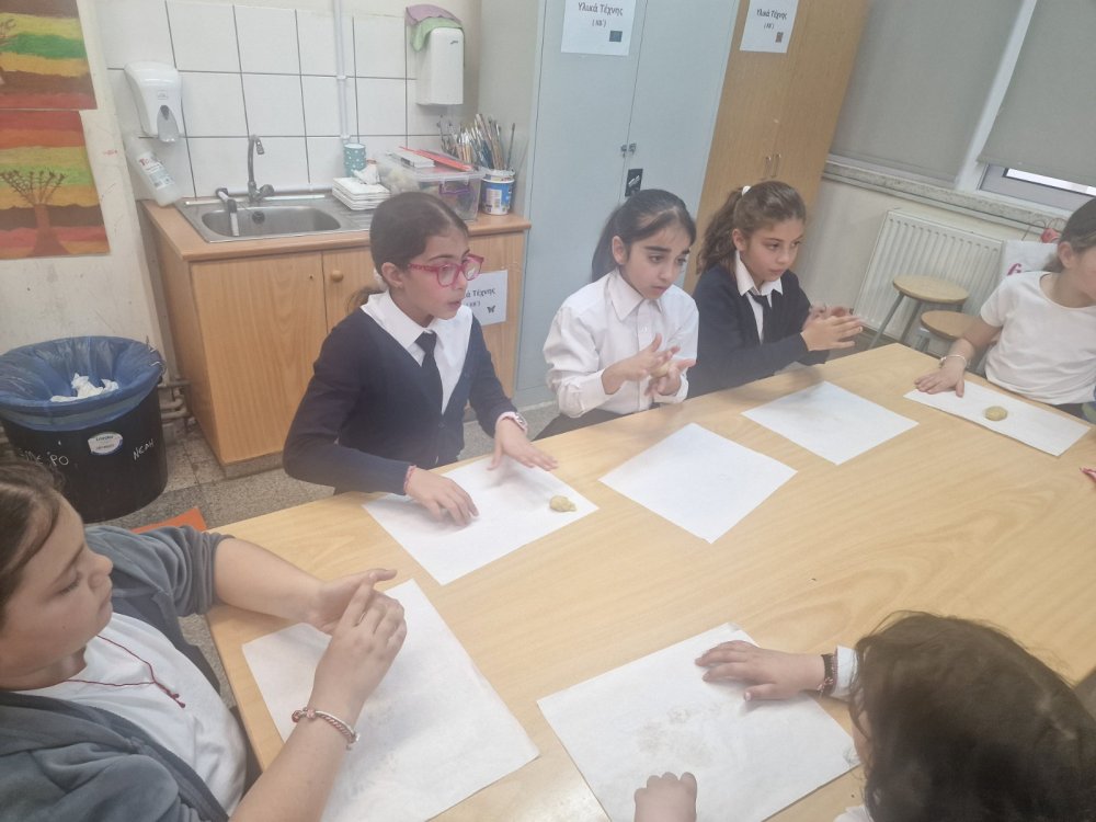 Η διευθύντρια του σχολείου, κα. Γιωργούλα Πατέρα, έφτιαξε μαζί με όλες τις τάξεις λαζαράκια τις δύο τελευταίες ημέρες πριν το κλείσιμο του σχολείου για το Πάσχα.