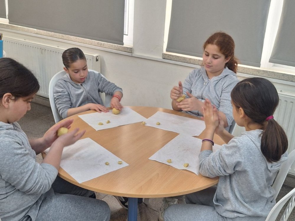 Η διευθύντρια του σχολείου, κα. Γιωργούλα Πατέρα, έφτιαξε μαζί με όλες τις τάξεις λαζαράκια τις δύο τελευταίες ημέρες πριν το κλείσιμο του σχολείου για το Πάσχα.