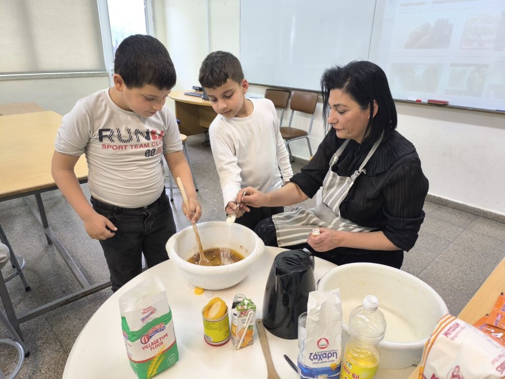 Η διευθύντρια του σχολείου, κα. Γιωργούλα Πατέρα, έφτιαξε μαζί με όλες τις τάξεις λαζαράκια τις δύο τελευταίες ημέρες πριν το κλείσιμο του σχολείου για το Πάσχα.