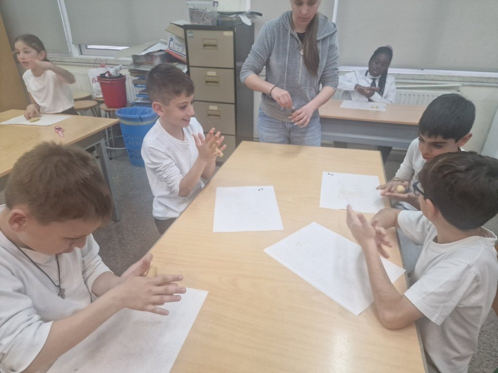 Η διευθύντρια του σχολείου, κα. Γιωργούλα Πατέρα, έφτιαξε μαζί με όλες τις τάξεις λαζαράκια τις δύο τελευταίες ημέρες πριν το κλείσιμο του σχολείου για το Πάσχα.