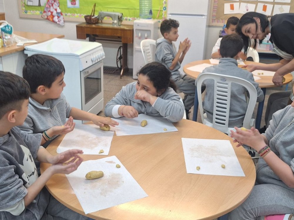 Η διευθύντρια του σχολείου, κα. Γιωργούλα Πατέρα, έφτιαξε μαζί με όλες τις τάξεις λαζαράκια τις δύο τελευταίες ημέρες πριν το κλείσιμο του σχολείου για το Πάσχα.