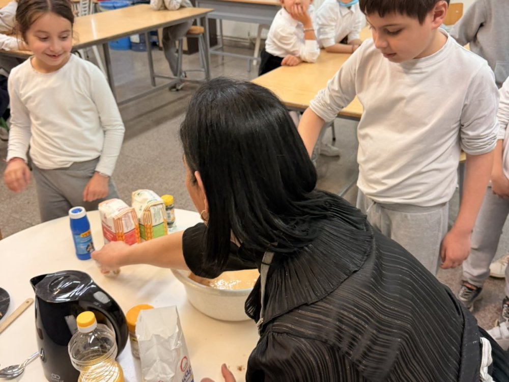 Η διευθύντρια του σχολείου, κα. Γιωργούλα Πατέρα, έφτιαξε μαζί με όλες τις τάξεις λαζαράκια τις δύο τελευταίες ημέρες πριν το κλείσιμο του σχολείου για το Πάσχα.