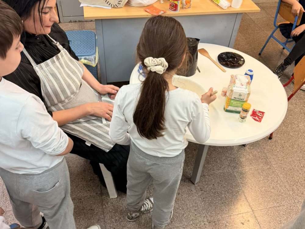 Η διευθύντρια του σχολείου, κα. Γιωργούλα Πατέρα, έφτιαξε μαζί με όλες τις τάξεις λαζαράκια τις δύο τελευταίες ημέρες πριν το κλείσιμο του σχολείου για το Πάσχα.