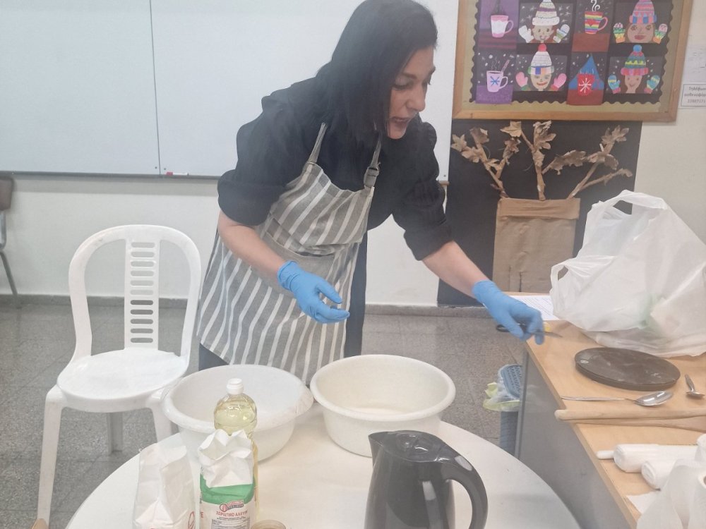 Η διευθύντρια του σχολείου, κα. Γιωργούλα Πατέρα, έφτιαξε μαζί με όλες τις τάξεις λαζαράκια τις δύο τελευταίες ημέρες πριν το κλείσιμο του σχολείου για το Πάσχα.