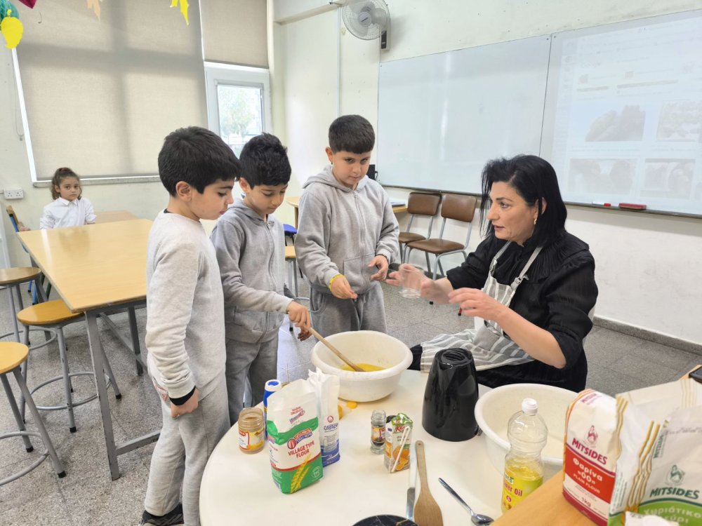 Η διευθύντρια του σχολείου, κα. Γιωργούλα Πατέρα, έφτιαξε μαζί με όλες τις τάξεις λαζαράκια τις δύο τελευταίες ημέρες πριν το κλείσιμο του σχολείου για το Πάσχα.