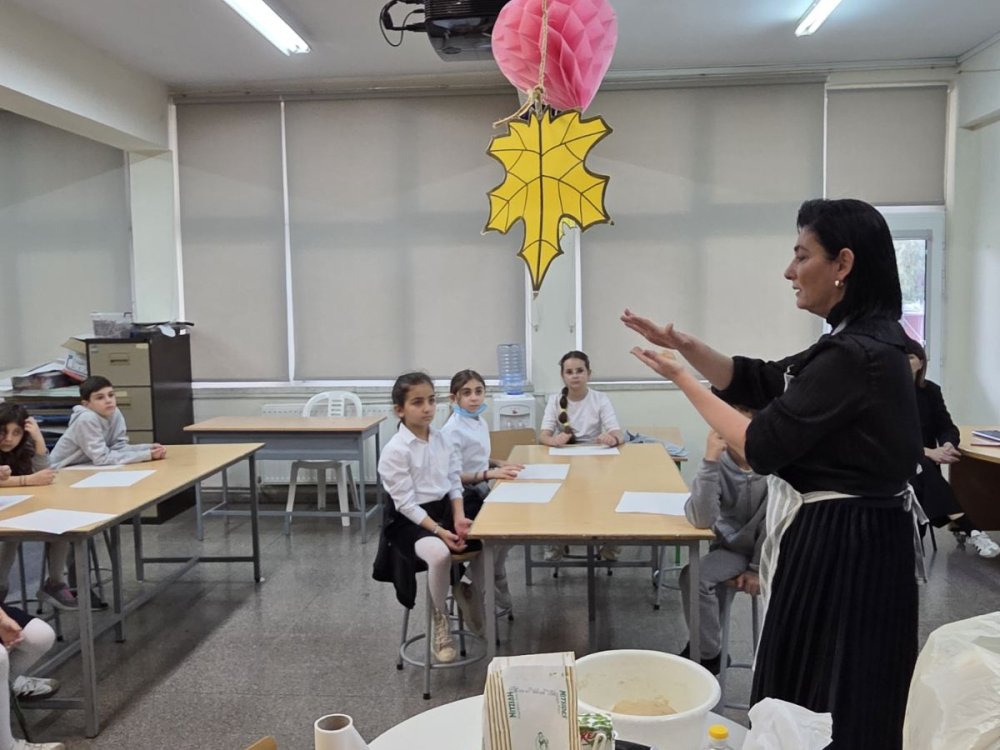 Η διευθύντρια του σχολείου, κα. Γιωργούλα Πατέρα, έφτιαξε μαζί με όλες τις τάξεις λαζαράκια τις δύο τελευταίες ημέρες πριν το κλείσιμο του σχολείου για το Πάσχα.