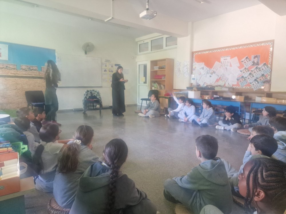 17/3, τα τμήματα Γ1 και Γ2 συμμετείχαν σε πρόγραμμα με διαδραστικά μεσαιωνικά παραμύθια και χρήση ΤΝ, σε συνεργασία με θεατρολόγους.