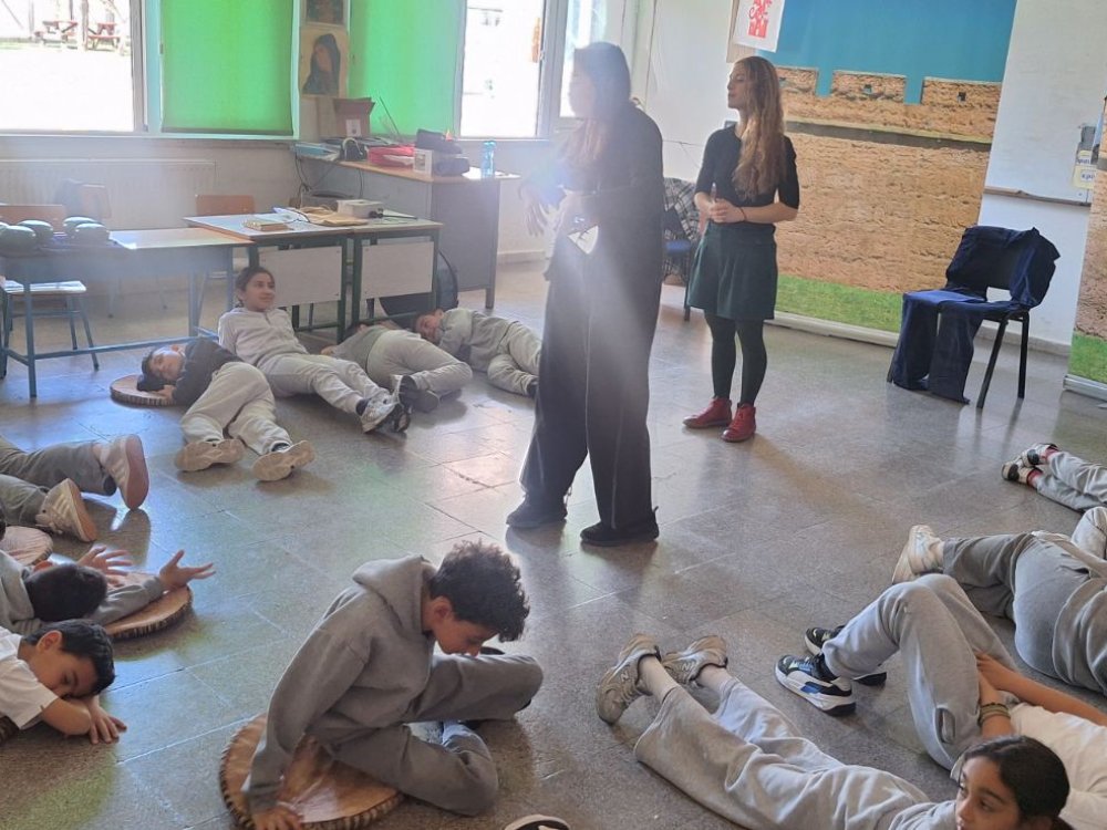 17/3, τα τμήματα Γ1 και Γ2 συμμετείχαν σε πρόγραμμα με διαδραστικά μεσαιωνικά παραμύθια και χρήση ΤΝ, σε συνεργασία με θεατρολόγους.