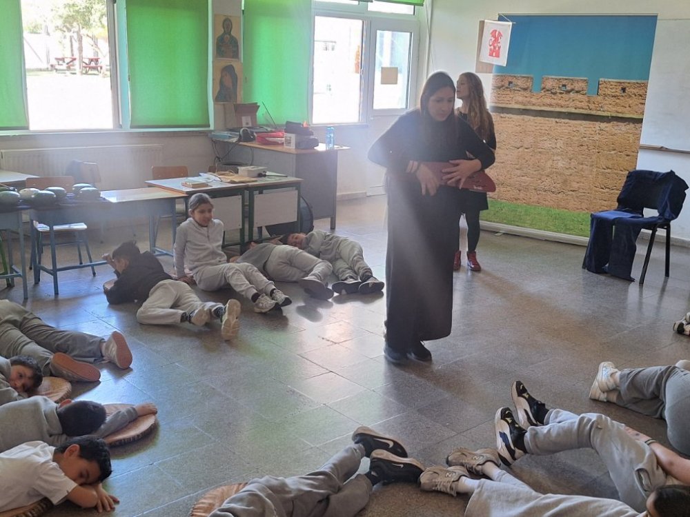 17/3, τα τμήματα Γ1 και Γ2 συμμετείχαν σε πρόγραμμα με διαδραστικά μεσαιωνικά παραμύθια και χρήση ΤΝ, σε συνεργασία με θεατρολόγους.