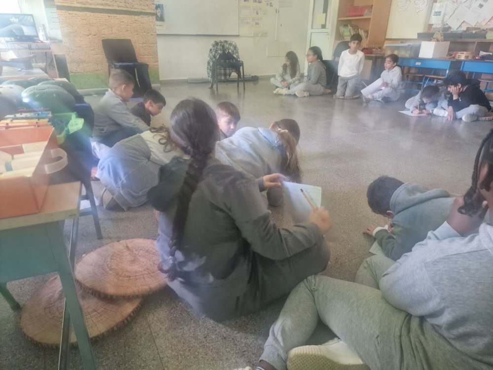 17/3, τα τμήματα Γ1 και Γ2 συμμετείχαν σε πρόγραμμα με διαδραστικά μεσαιωνικά παραμύθια και χρήση ΤΝ, σε συνεργασία με θεατρολόγους.