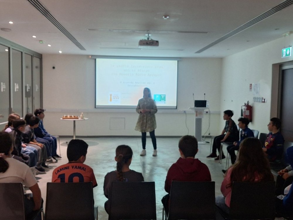 Παρασκευή 13/3, τα τμήματα Γ1 και Γ2 επισκέφθηκαν το Μουσείο Κώστα Αργύρου και συμμετείχαν σε διαδραστικές δραστηριότητες με θεατρολόγο, οι οποίες αφορούσαν το έργο του Κώστα Αργύρου «Ο Διγενής τζιαι ο Ακρίτας».