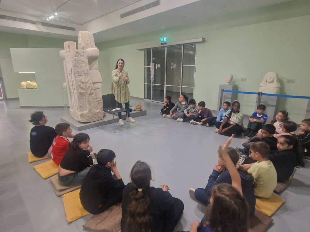 Παρασκευή 13/3, τα τμήματα Γ1 και Γ2 επισκέφθηκαν το Μουσείο Κώστα Αργύρου και συμμετείχαν σε διαδραστικές δραστηριότητες με θεατρολόγο, οι οποίες αφορούσαν το έργο του Κώστα Αργύρου «Ο Διγενής τζιαι ο Ακρίτας».