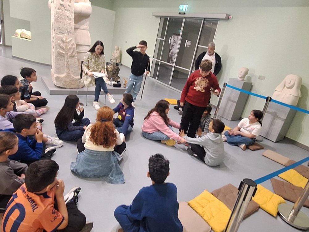 Παρασκευή 13/3, τα τμήματα Γ1 και Γ2 επισκέφθηκαν το Μουσείο Κώστα Αργύρου και συμμετείχαν σε διαδραστικές δραστηριότητες με θεατρολόγο, οι οποίες αφορούσαν το έργο του Κώστα Αργύρου «Ο Διγενής τζιαι ο Ακρίτας».