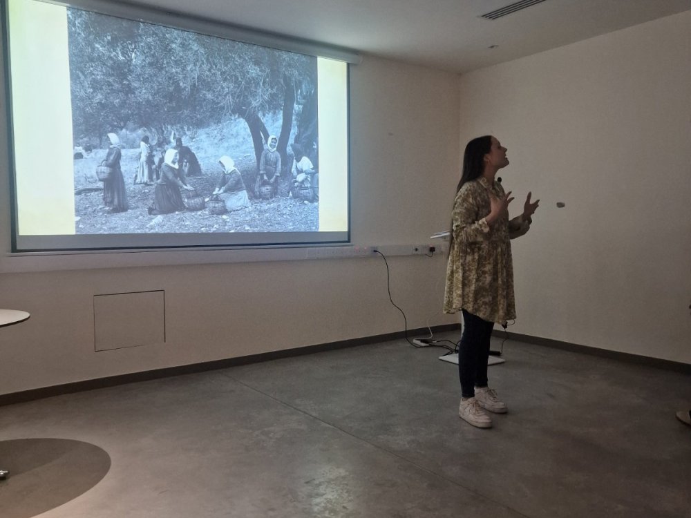 Παρασκευή 13/3, τα τμήματα Γ1 και Γ2 επισκέφθηκαν το Μουσείο Κώστα Αργύρου και συμμετείχαν σε διαδραστικές δραστηριότητες με θεατρολόγο, οι οποίες αφορούσαν το έργο του Κώστα Αργύρου «Ο Διγενής τζιαι ο Ακρίτας».