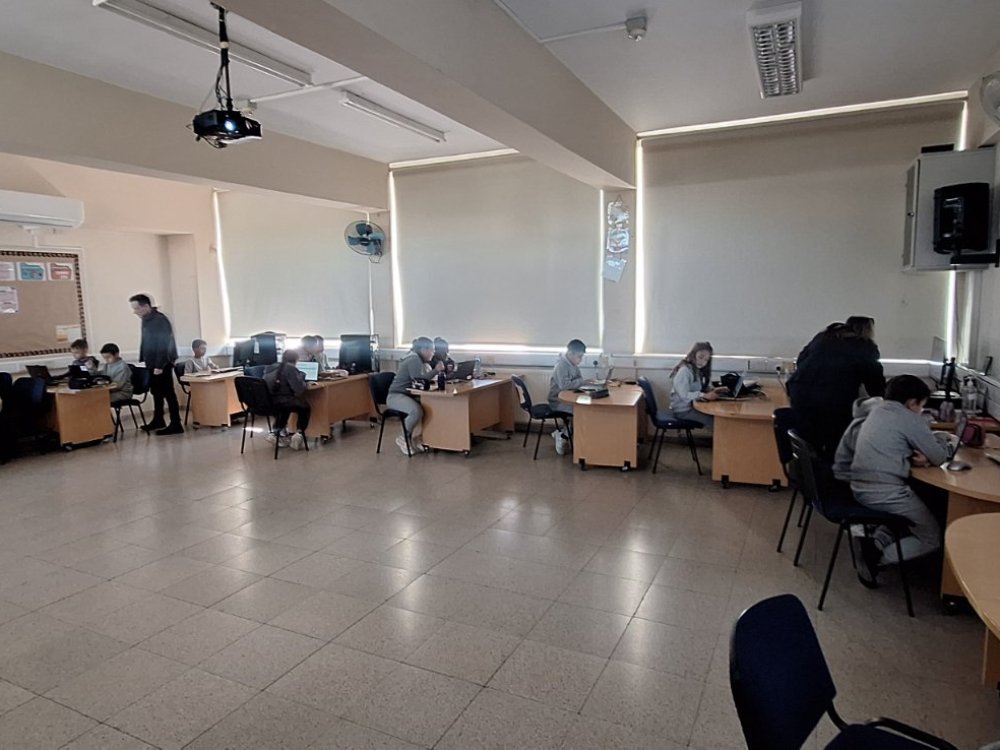 Εφαρμογή εργαλείου ΤΝ στο εργαστήριο ΗΥ στο Γ1 με την υπεύθυνη εκπαιδευτικό και υπό την εποπτεία του Δρος Παναγιώτη Κοσμά στα πλαίσια του προγράμματος της επαγγελματικής μάθησης του ΠΙΚ.