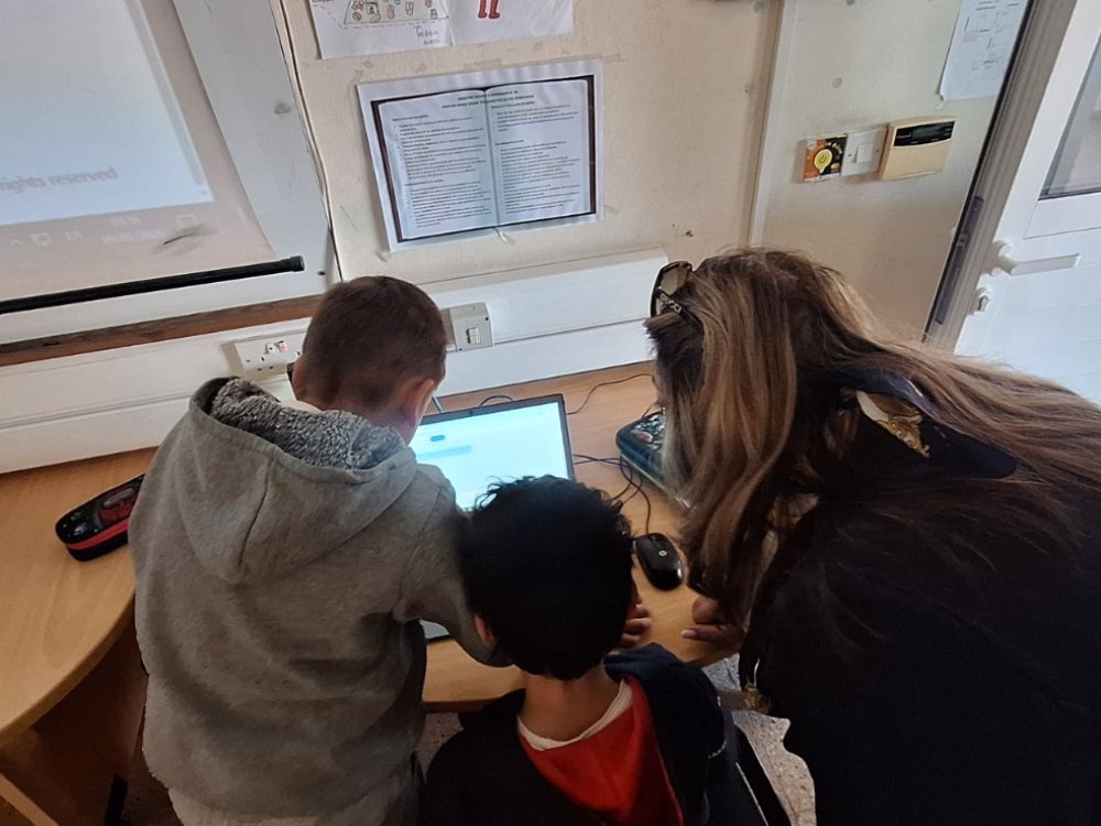 Εφαρμογή εργαλείου ΤΝ στο εργαστήριο ΗΥ στο Γ1 με την υπεύθυνη εκπαιδευτικό και υπό την εποπτεία του Δρος Παναγιώτη Κοσμά στα πλαίσια του προγράμματος της επαγγελματικής μάθησης του ΠΙΚ.