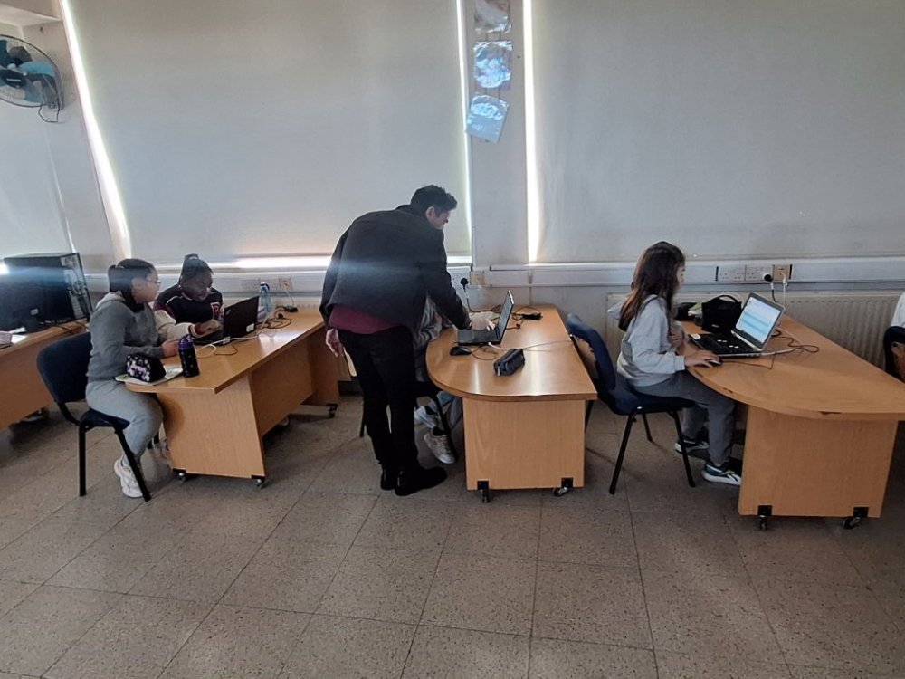 Εφαρμογή εργαλείου ΤΝ στο εργαστήριο ΗΥ στο Γ1 με την υπεύθυνη εκπαιδευτικό και υπό την εποπτεία του Δρος Παναγιώτη Κοσμά στα πλαίσια του προγράμματος της επαγγελματικής μάθησης του ΠΙΚ.