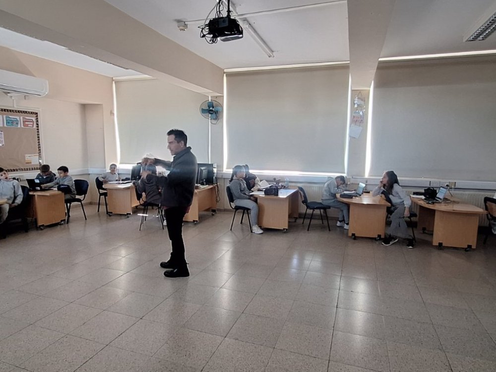 Εφαρμογή εργαλείου ΤΝ στο εργαστήριο ΗΥ στο Γ1 με την υπεύθυνη εκπαιδευτικό και υπό την εποπτεία του Δρος Παναγιώτη Κοσμά στα πλαίσια του προγράμματος της επαγγελματικής μάθησης του ΠΙΚ.