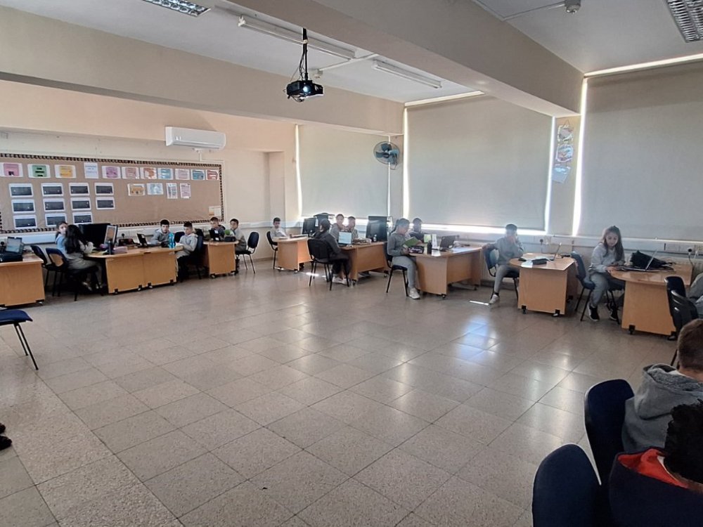 Εφαρμογή εργαλείου ΤΝ στο εργαστήριο ΗΥ στο Γ1 με την υπεύθυνη εκπαιδευτικό και υπό την εποπτεία του Δρος Παναγιώτη Κοσμά στα πλαίσια του προγράμματος της επαγγελματικής μάθησης του ΠΙΚ.