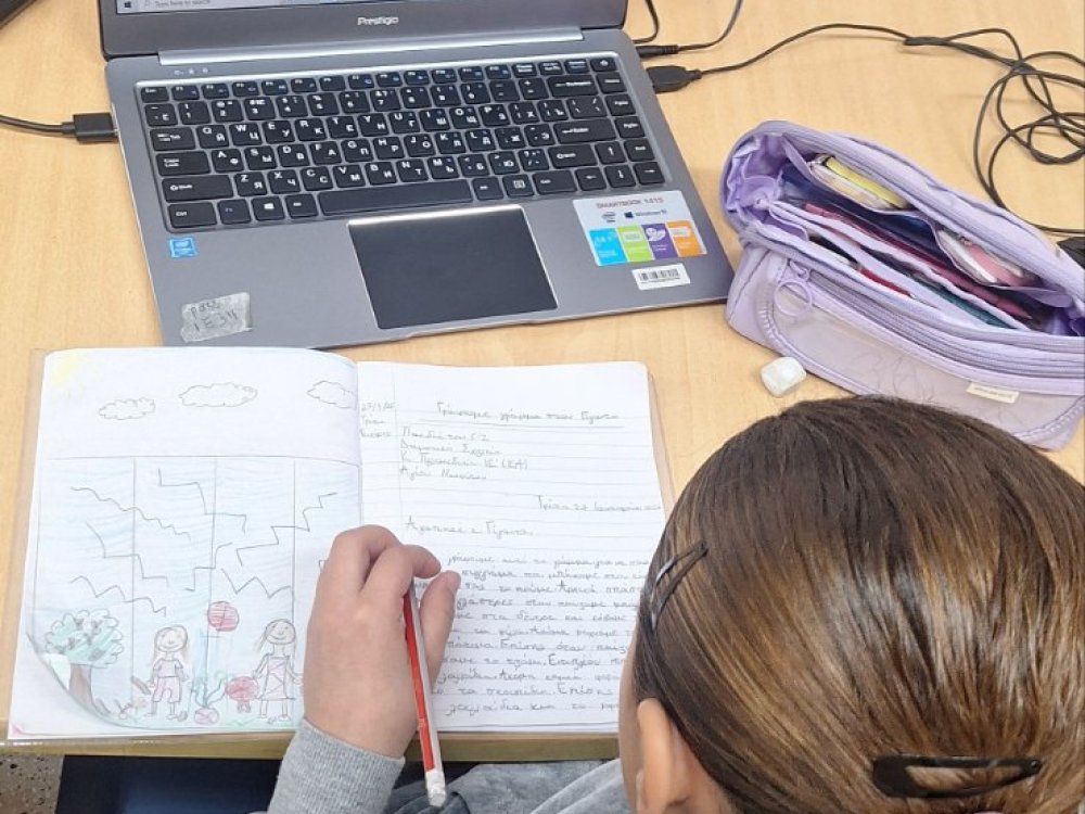 Φλεβάρης 2026: Το Γ2 άρχισε να χρησιμοποιεί εργαλεία ΤΝ στα πλαίσια της μαθησιακής διαδικασίας στο εργαστήριο των ΗΥ. Στο συγκεκριμένο μάθημα, τα παιδιά έκαναν αυτοδιορθωση του γραπτού τους λόγου με τη βοήθεια συγκεκριμένου εργαλείου ΤΝ υπό την καθοδήγηση της υπεύθυνης εκπαιδευτικού.