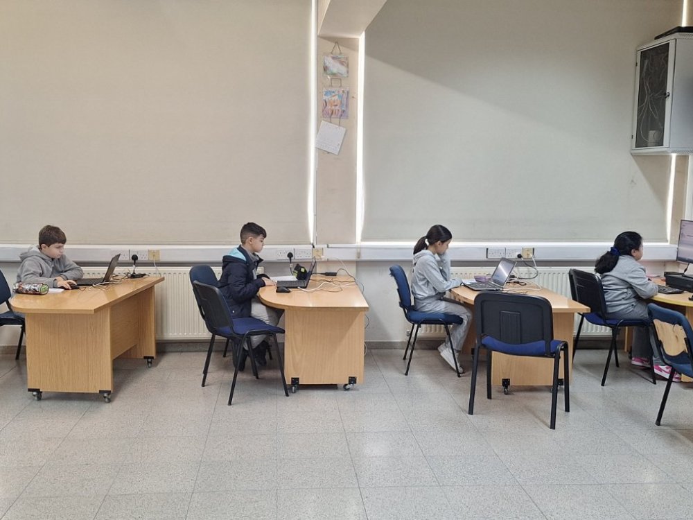 Φλεβάρης 2026: Το Γ2 άρχισε να χρησιμοποιεί εργαλεία ΤΝ στα πλαίσια της μαθησιακής διαδικασίας στο εργαστήριο των ΗΥ. Στο συγκεκριμένο μάθημα, τα παιδιά έκαναν αυτοδιορθωση του γραπτού τους λόγου με τη βοήθεια συγκεκριμένου εργαλείου ΤΝ υπό την καθοδήγηση της υπεύθυνης εκπαιδευτικού.