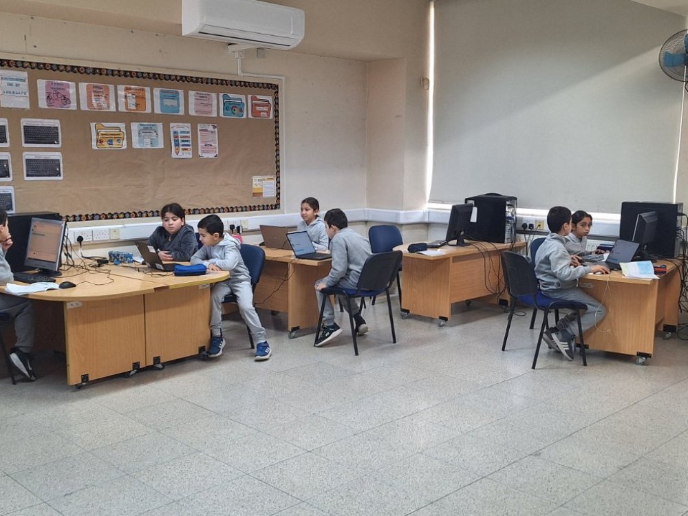 Φλεβάρης 2026: Το Γ2 άρχισε να χρησιμοποιεί εργαλεία ΤΝ στα πλαίσια της μαθησιακής διαδικασίας στο εργαστήριο των ΗΥ. Στο συγκεκριμένο μάθημα, τα παιδιά έκαναν αυτοδιορθωση του γραπτού τους λόγου με τη βοήθεια συγκεκριμένου εργαλείου ΤΝ υπό την καθοδήγηση της υπεύθυνης εκπαιδευτικού.