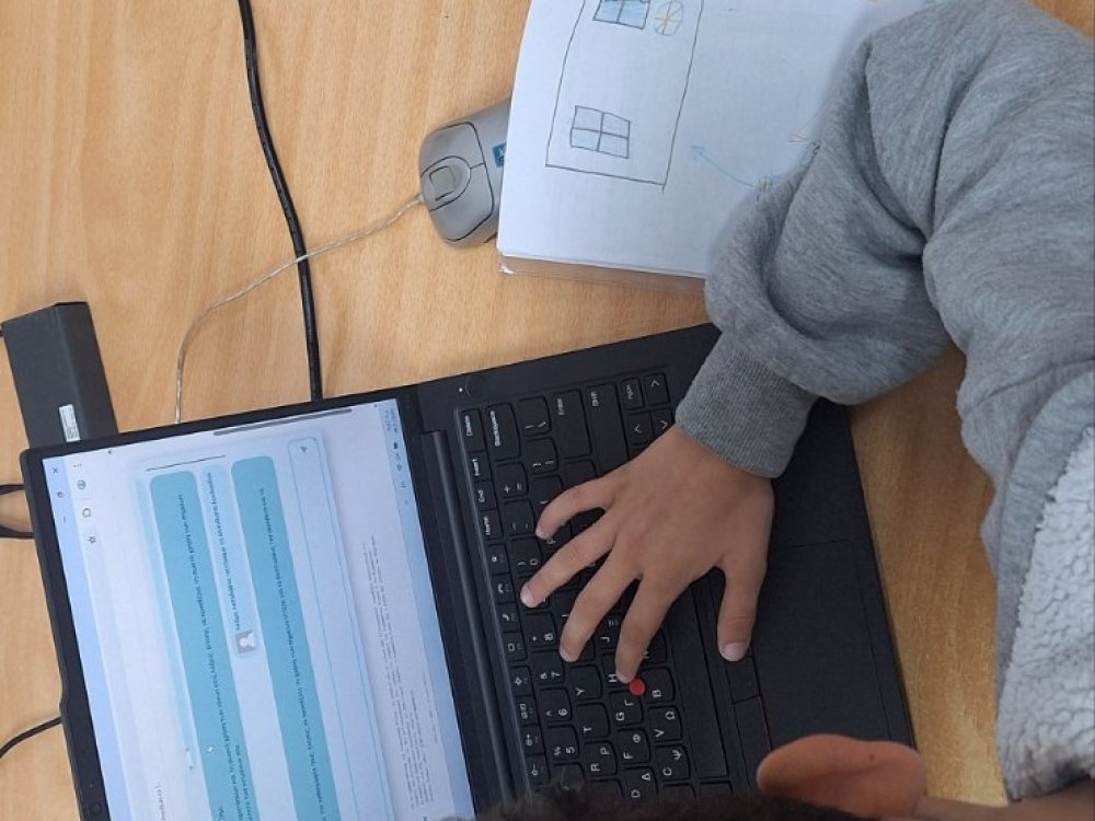 Φλεβάρης 2026: Το Γ2 άρχισε να χρησιμοποιεί εργαλεία ΤΝ στα πλαίσια της μαθησιακής διαδικασίας στο εργαστήριο των ΗΥ. Στο συγκεκριμένο μάθημα, τα παιδιά έκαναν αυτοδιορθωση του γραπτού τους λόγου με τη βοήθεια συγκεκριμένου εργαλείου ΤΝ υπό την καθοδήγηση της υπεύθυνης εκπαιδευτικού.