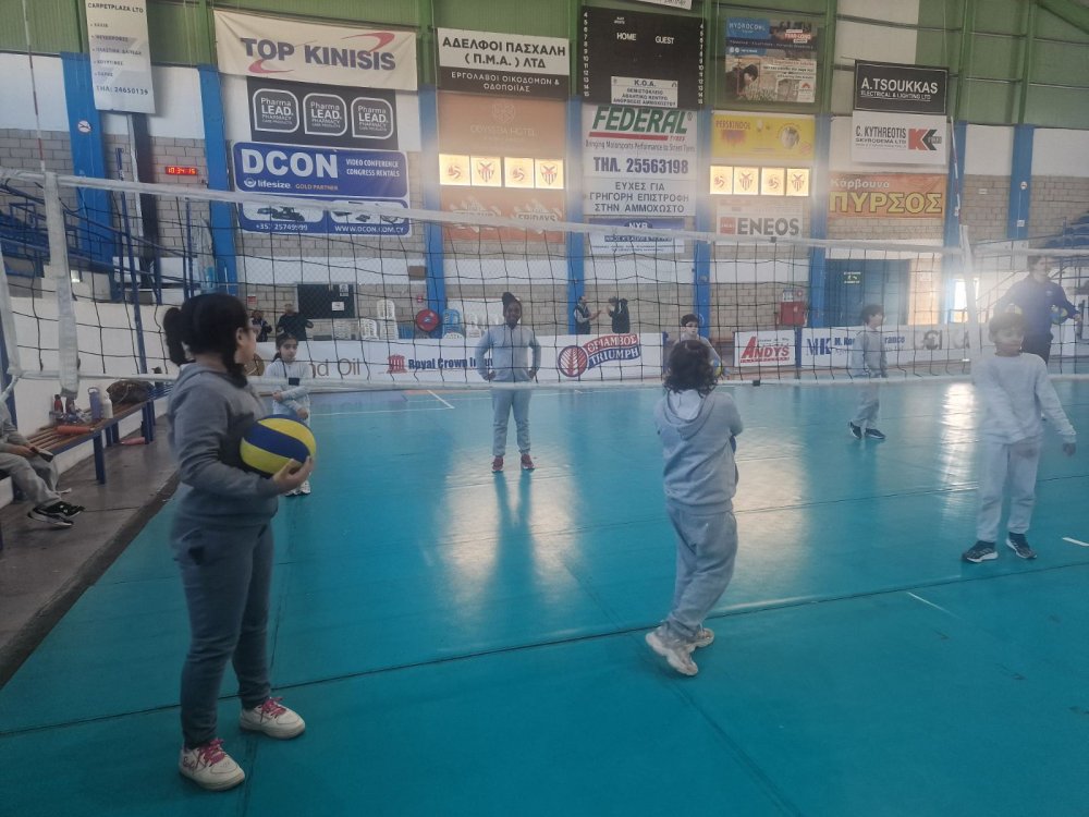 Οι μαθητές της Γ' τάξης επισκέφθηκαν το Θεμιστόκλειο Γήπεδο Λεμεσού και με την καθοδήγηση ομοσπονδιακού προπονητή και τριών εν ενεργεία παιχτών ήρθαν σε επαφή με το άθλημα της πετόσφαιρας.