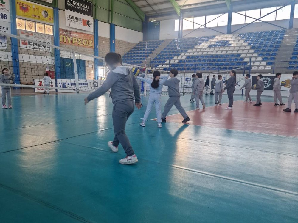 Οι μαθητές της Γ' τάξης επισκέφθηκαν το Θεμιστόκλειο Γήπεδο Λεμεσού και με την καθοδήγηση ομοσπονδιακού προπονητή και τριών εν ενεργεία παιχτών ήρθαν σε επαφή με το άθλημα της πετόσφαιρας.