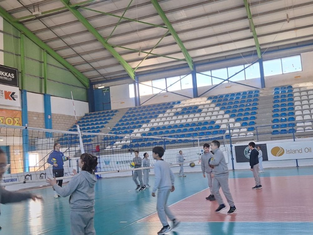 Οι μαθητές της Γ' τάξης επισκέφθηκαν το Θεμιστόκλειο Γήπεδο Λεμεσού και με την καθοδήγηση ομοσπονδιακού προπονητή και τριών εν ενεργεία παιχτών ήρθαν σε επαφή με το άθλημα της πετόσφαιρας.