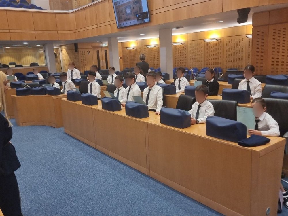 Επίσκεψη μαθητών της Γ' τάξης στη Βουλή των Αντιπροσώπων και υποδοχή των παιδιών απο την Πρόεδρο της Βουλής κ. Αννίτα Δημητρίου